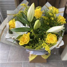 6 yellow roses and lily